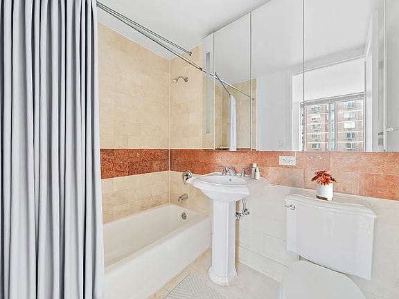 5th image of 260 W 54th St APT 12G