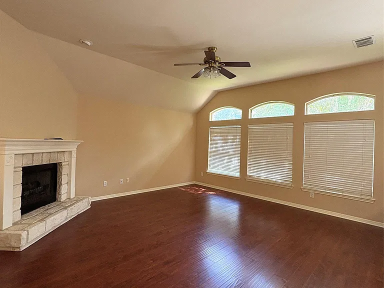 207 Kettleman Ln N — Photo 8