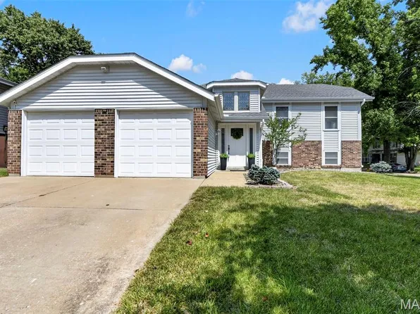 12021 Cedar Lake Ct, Maryland Heights, MO 63043