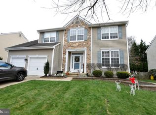 8 Greenbriar Ct, Burlington, NJ 08016