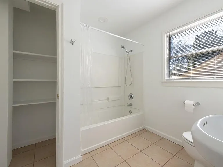 342 Mathews Ave NE #A — Photo 22