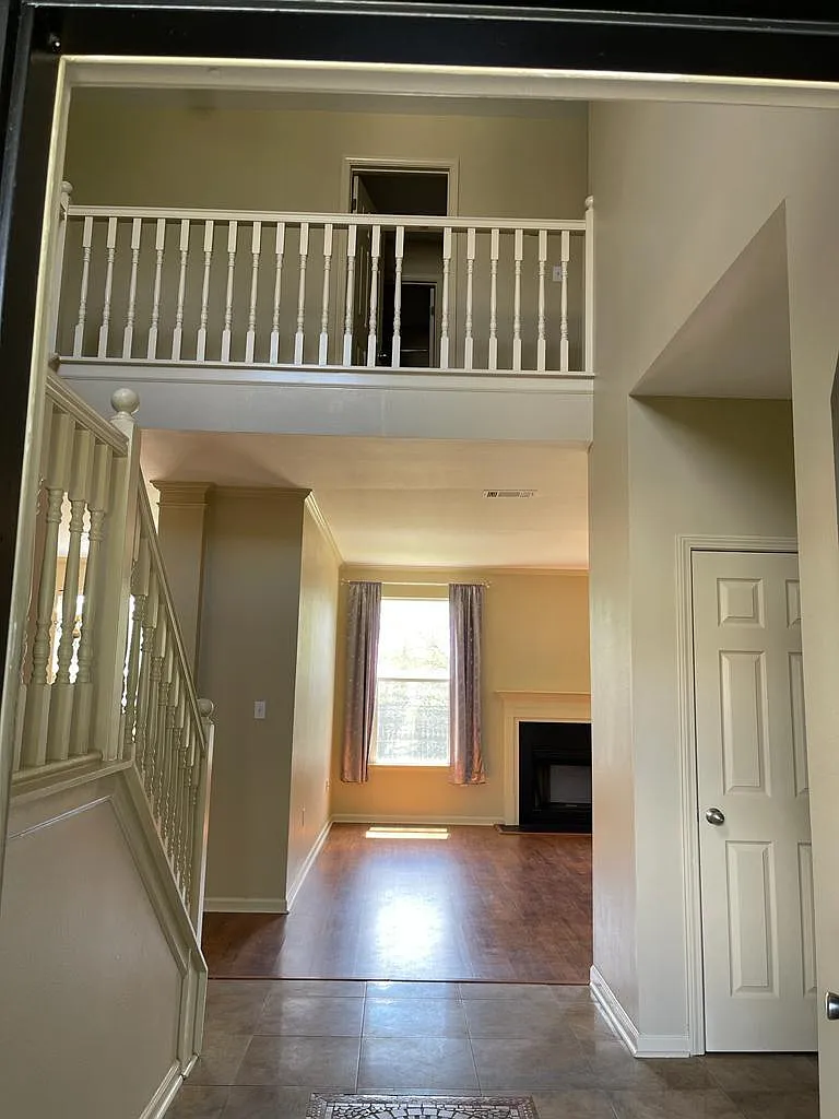10037 Sandhill Ct — Photo 2