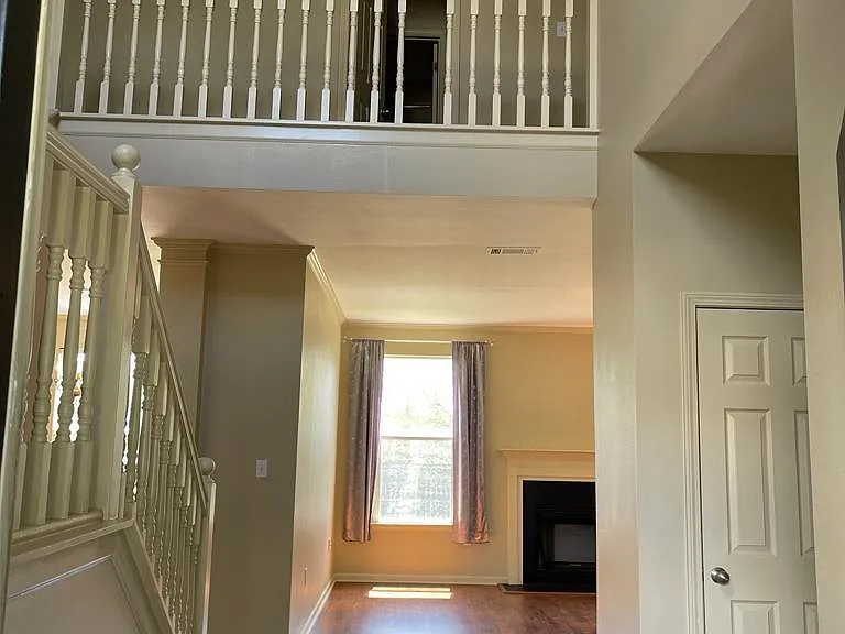10037 Sandhill Ct — Photo 2