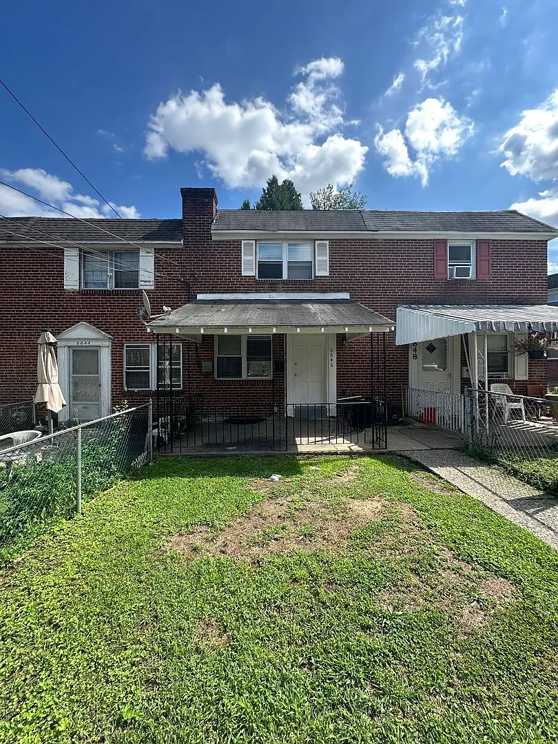 2 Bed/ 1 Bath Row Home with additional room! — Photo 1