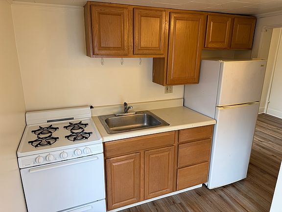 3rd image of 7 Maple St