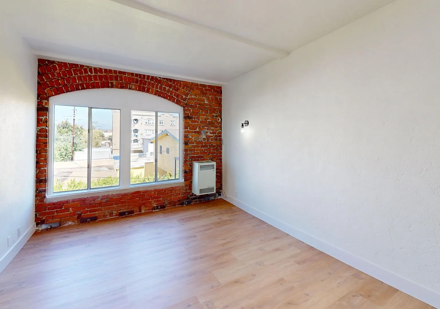 Country Club Drive Park...Newly Remodeled Gorgeous Classic Art Deco Apartment...Great Location! — Photo 2
