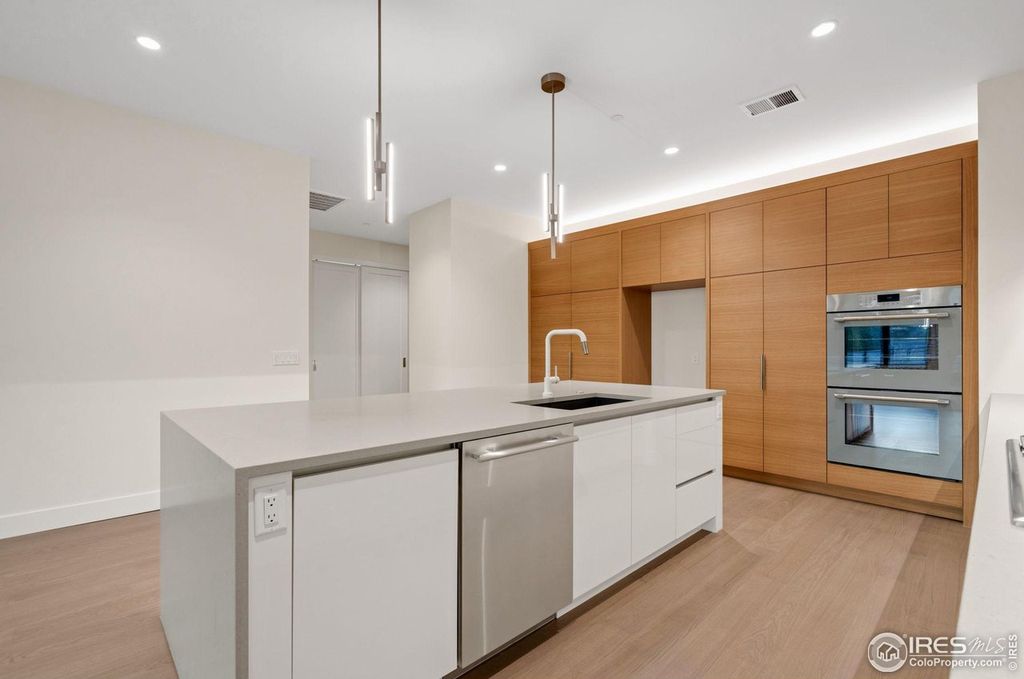 205 E 6th St #300