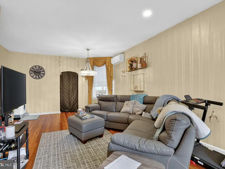 3147 Edgemont St — Photo 4