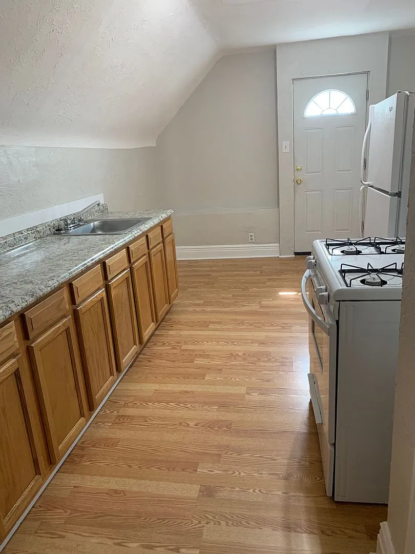 1 Bedroom in Bellevue with Private deck! — Photo 3