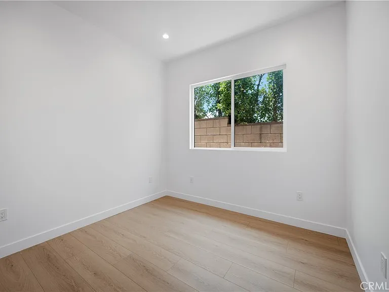10053 Amestoy Ave — Photo 11