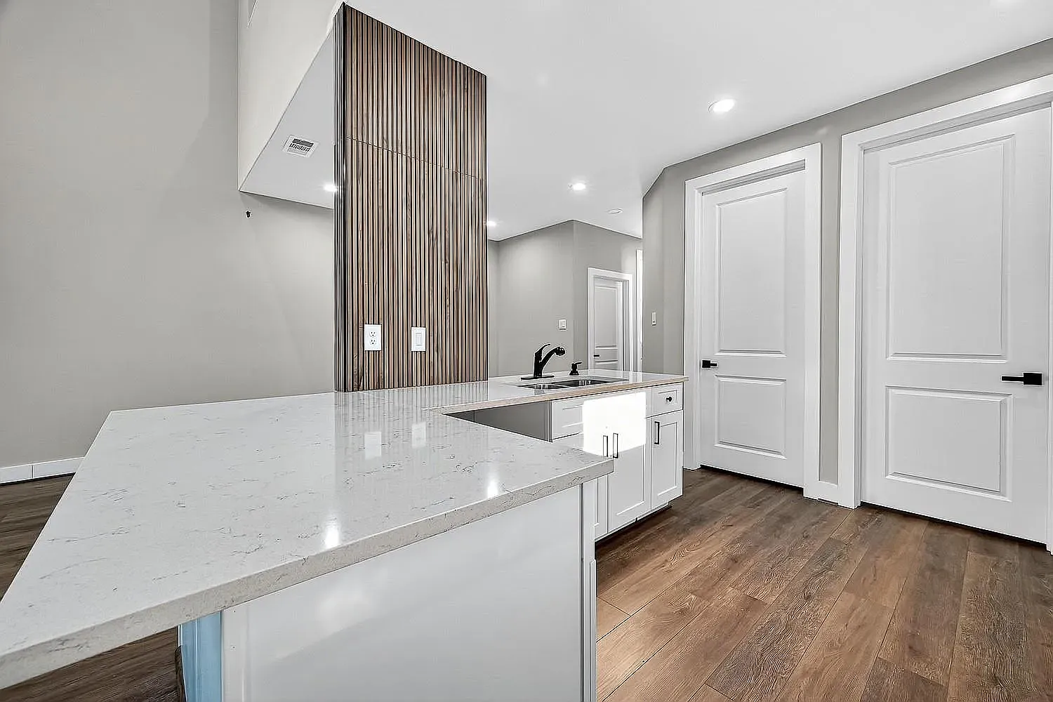 3 bed, 2.5 bath, 1300 sqft, $2,000 — Photo 4