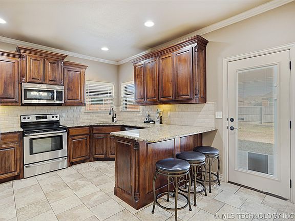 3rd image of 3600 Carriage Point Dr