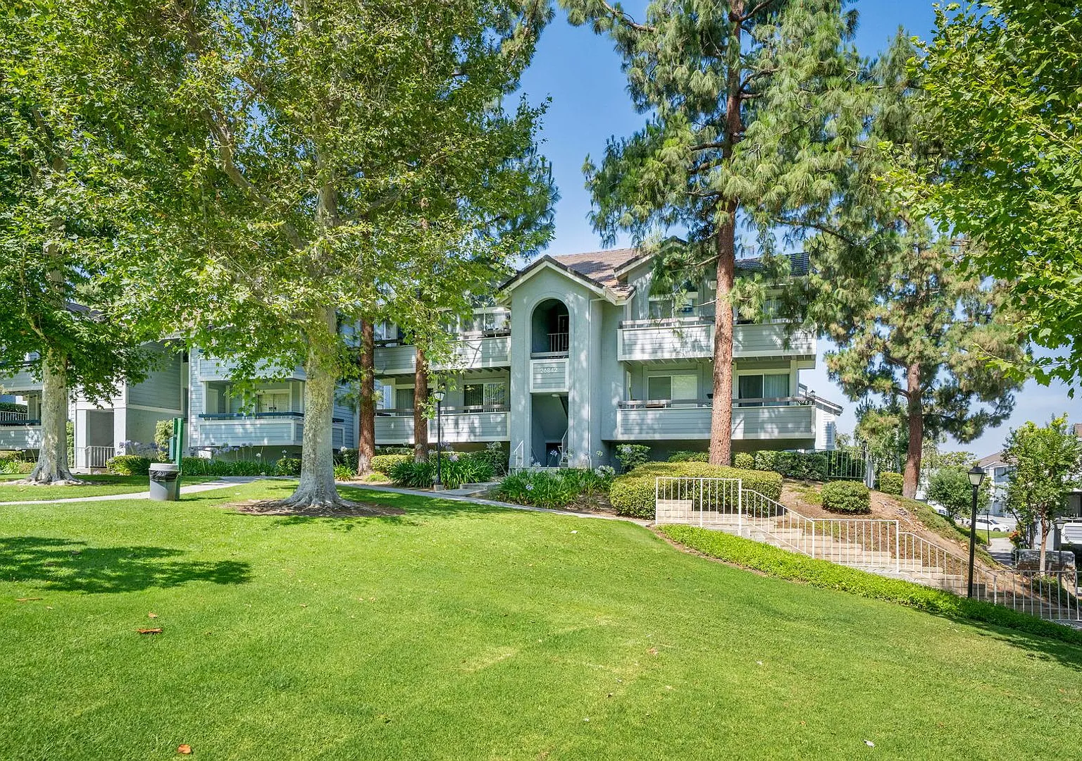 Great Location overlooking park and pool — Photo 3