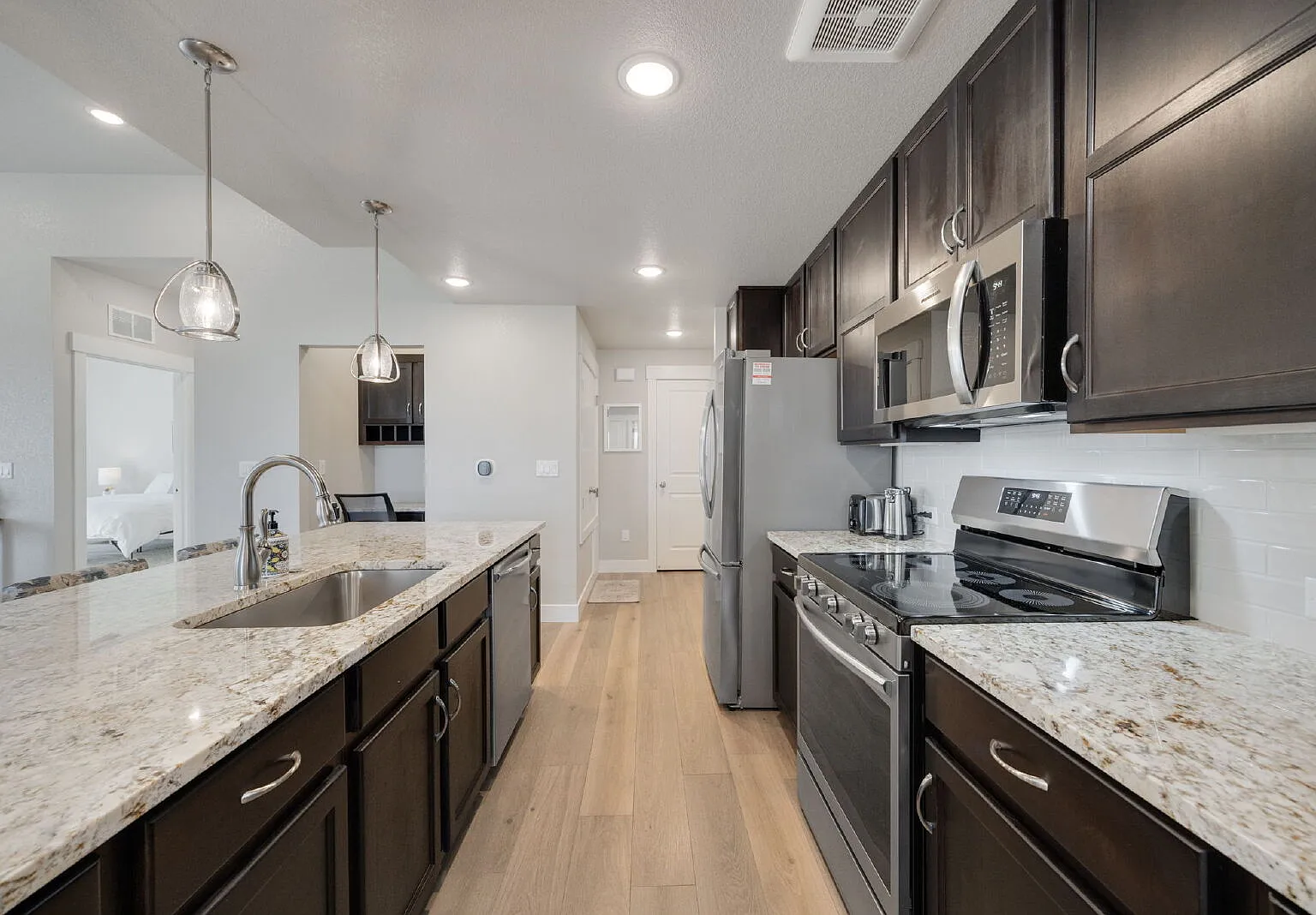 3 bed, 2.0 bath, 1431 sqft, $3,600 — Photo 3
