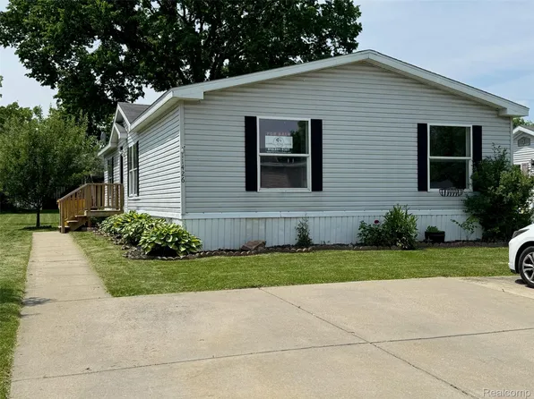 11426 Harbor Cv, Fenton, MI 48430