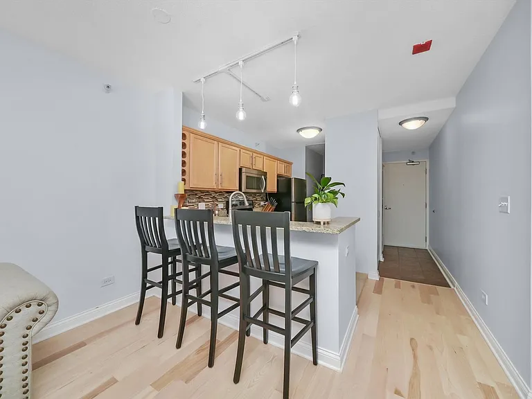 222 N Columbus Dr #407 — Photo 13