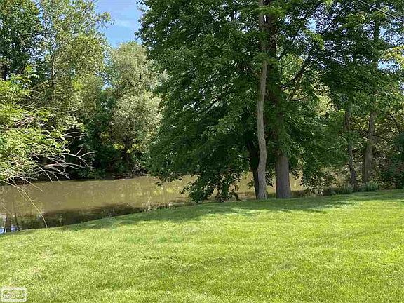 3rd image of 656 Wellington Crescent Blvd