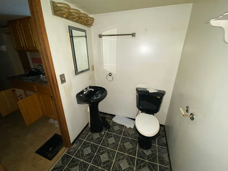 533 Higgins St — Photo 45