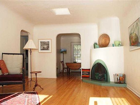 3rd image of 409 Cardenas Dr NE