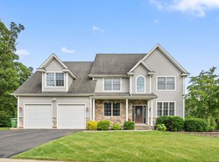 15 Sovereign Rdg, Cromwell, CT 06416