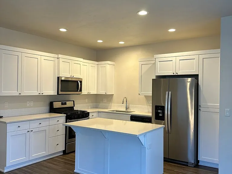 944 NE Paula Dr — Photo 2