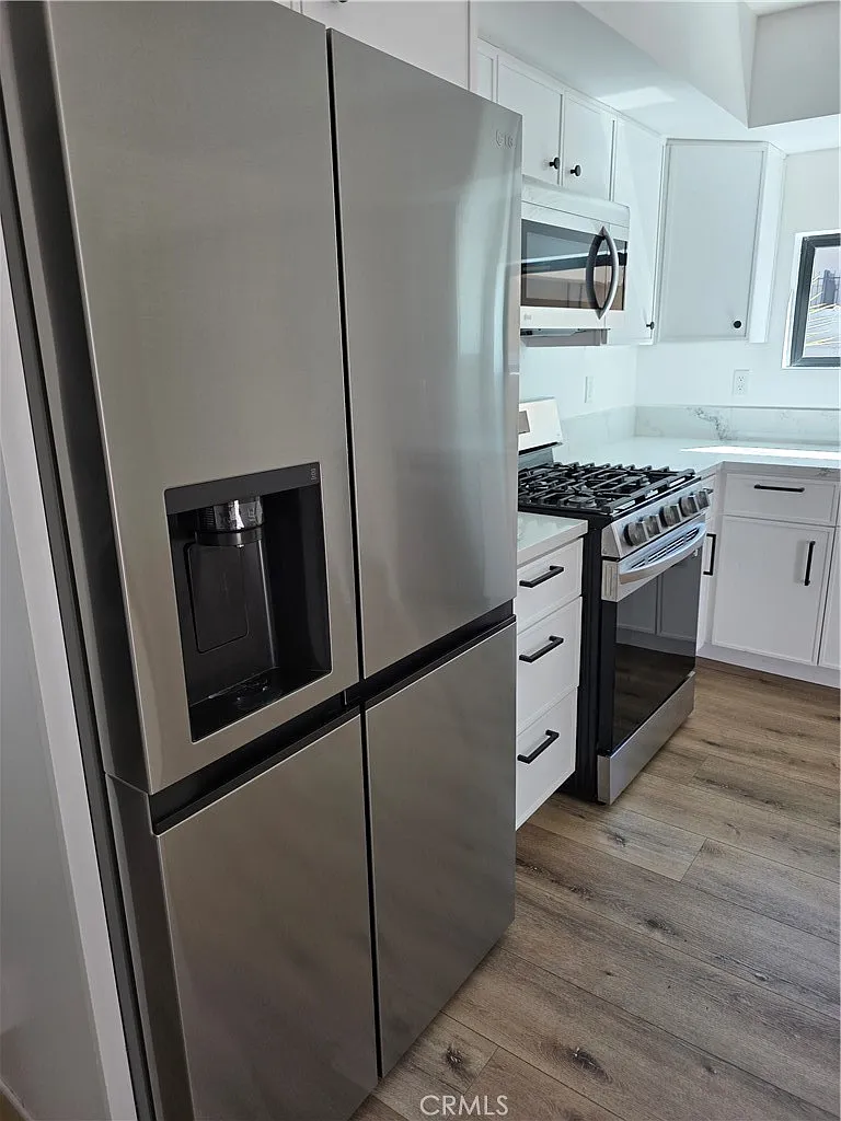 2 bed, 727 sqft, $2,700 — Photo 3