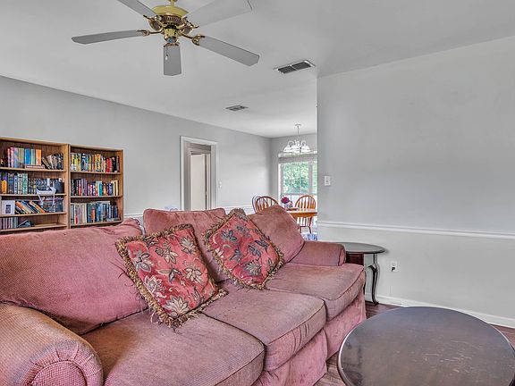 5th image of 127 Pecan Dr