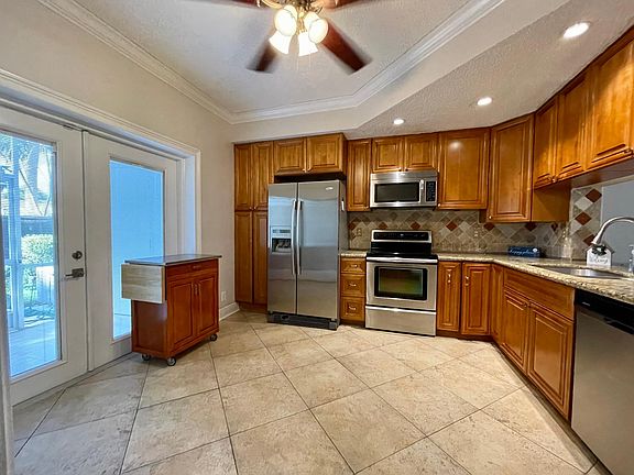 Gourmet Kitchen with Stainless steel appliances & Granite countertops