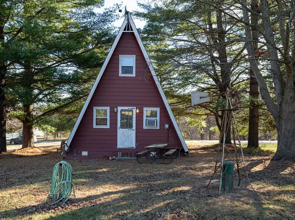 51 Oak Valley Dr, Elizabeth, IL 61028