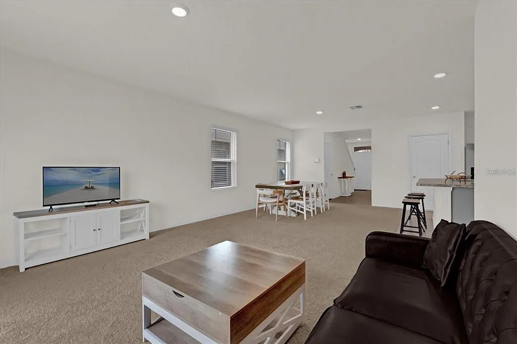 5 bed, 3.0 bath, 2522 sqft, $2,400 — Photo 2