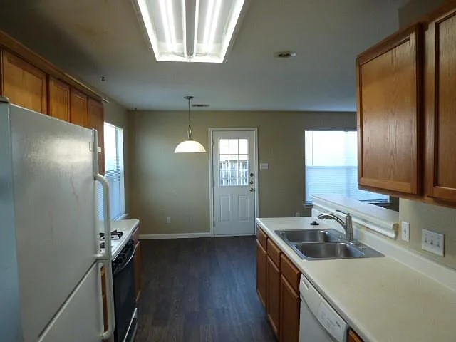 3 bed, 2.5 bath, 1290 sqft, $1,550 — Photo 1