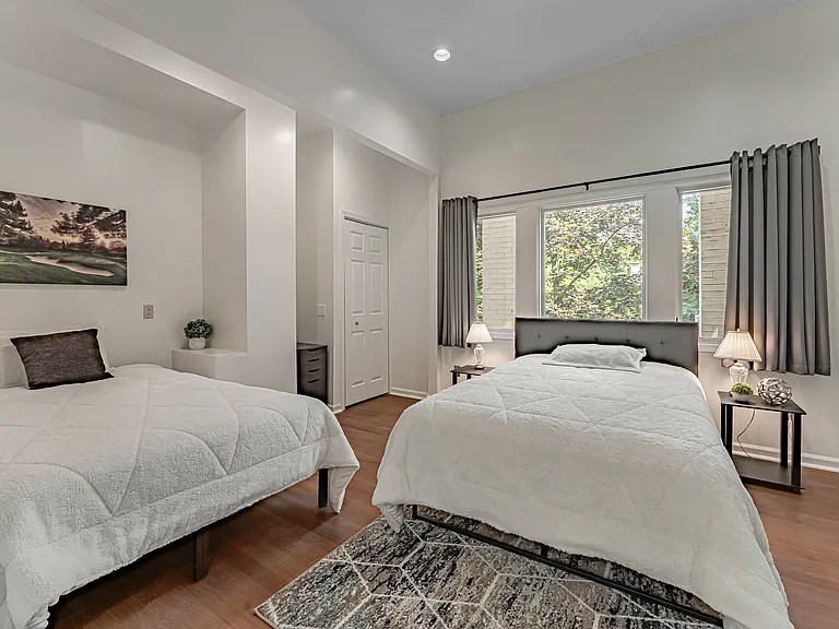 option for 1 bed or 2 in this room