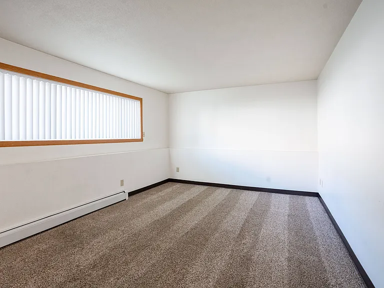 Fargo, ND Islander Apartments | 21B | Living