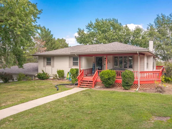 604 N 7th St, Axtell, KS 66403