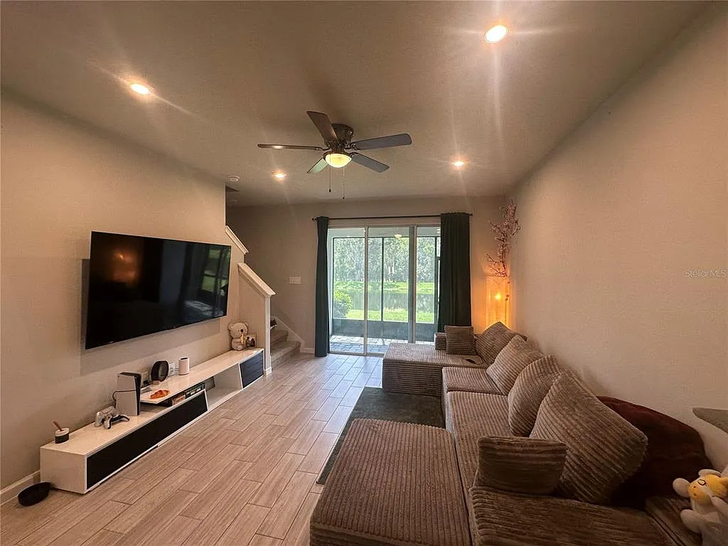 3 bed, 2.5 bath, 1667 sqft, $2,400 — Photo 3