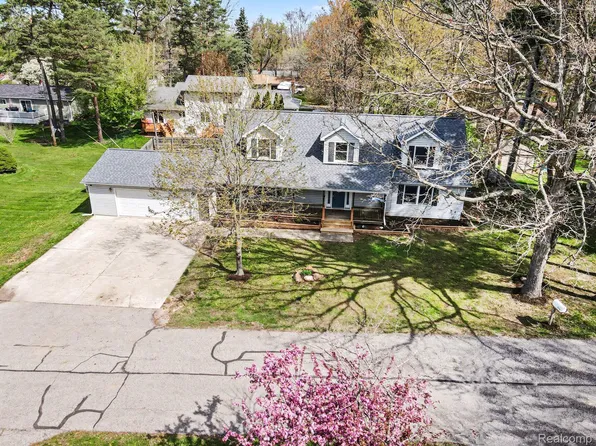 2473 Rose St, Howell, MI 48843