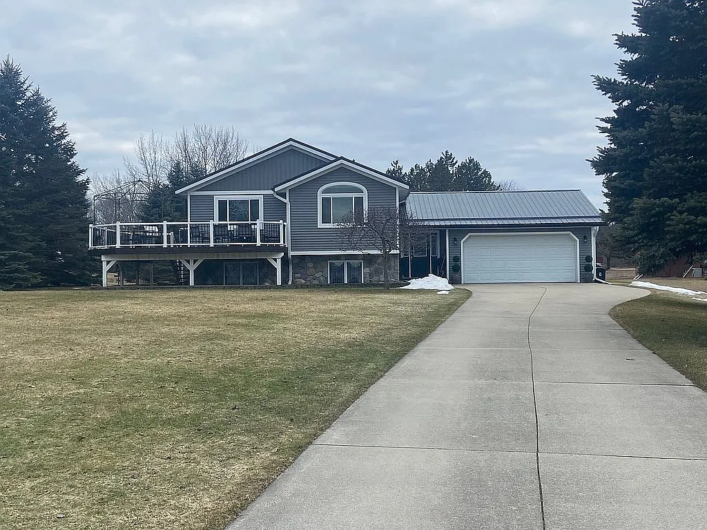 1018 Essex Dr photo 1