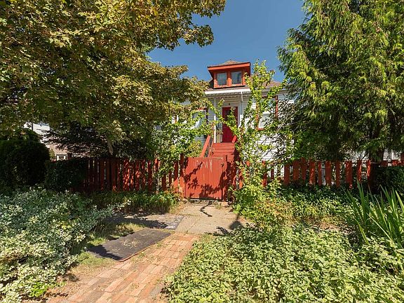 3rd image of 309 Woodstock Ave E