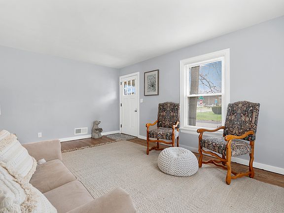 5th image of 4 Cedar Ave S