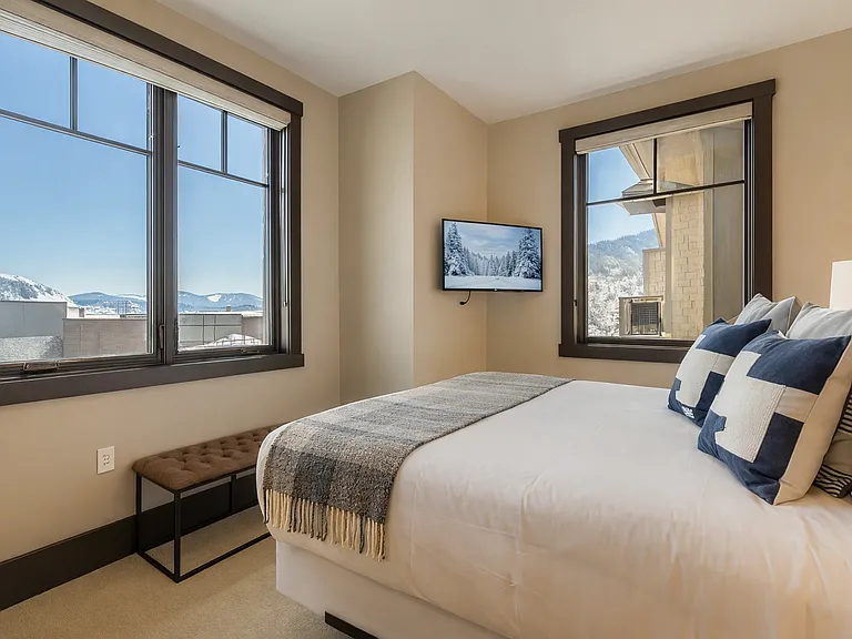 3688 Blackstone Dr — Photo 10