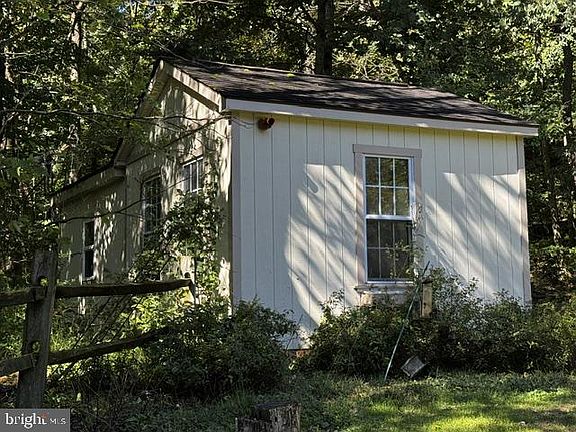 4th image of 105 Walnut Ln