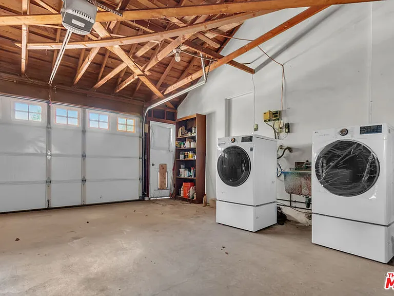 9322 Lasaine Ave — Photo 25