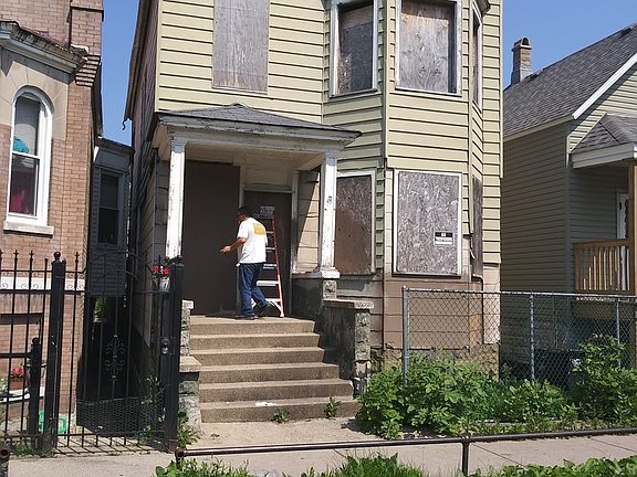 5th image of 8813 S Escanaba Ave