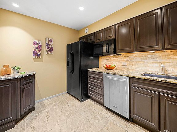 5th image of 40 E 9th St APT 1008