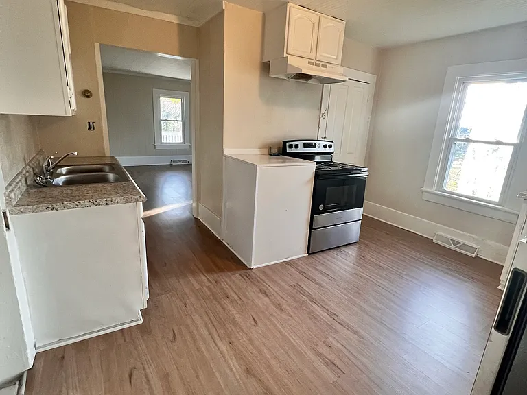 931 Albert St — Photo 5