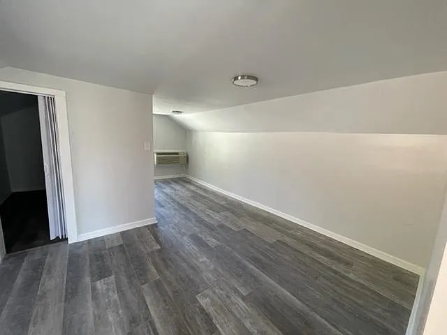 122 E Scott St — Photo 7