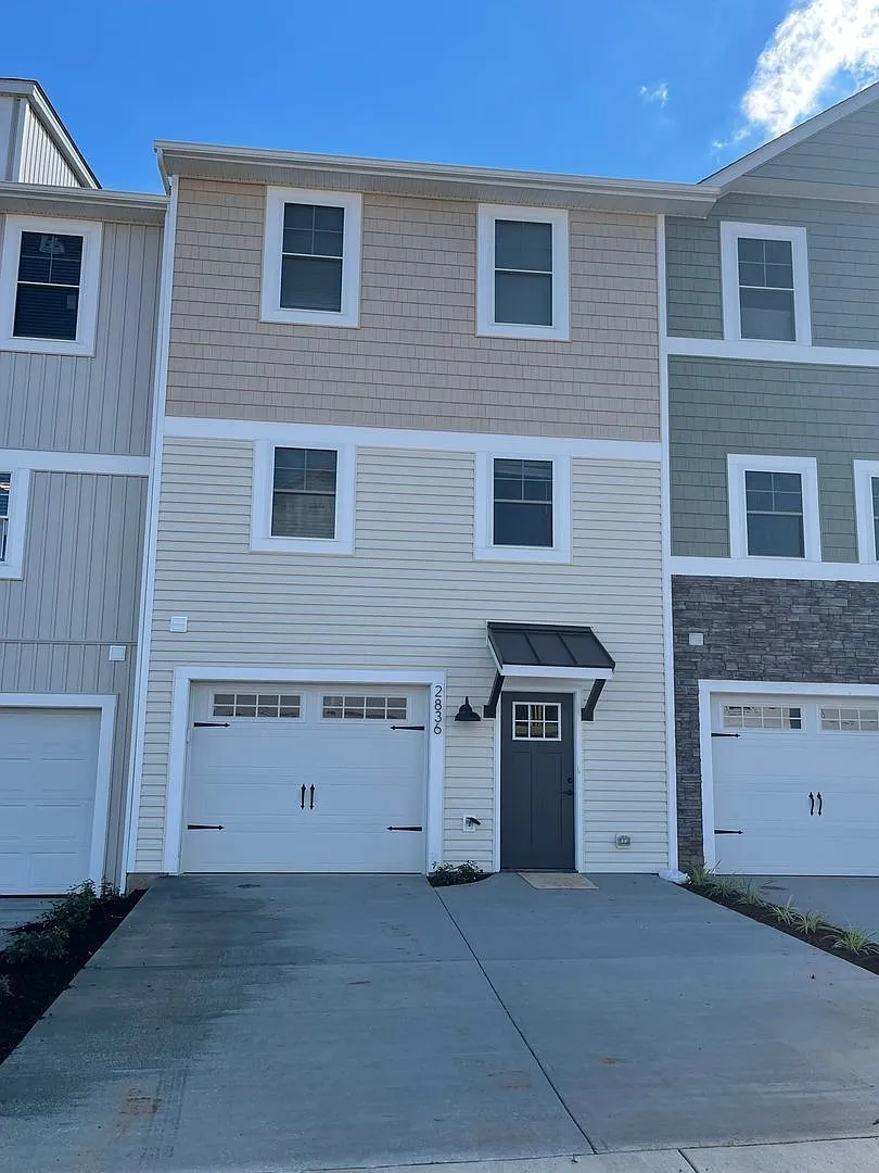 Spacious Luxury Townhome! Outstanding Location! — Photo 3