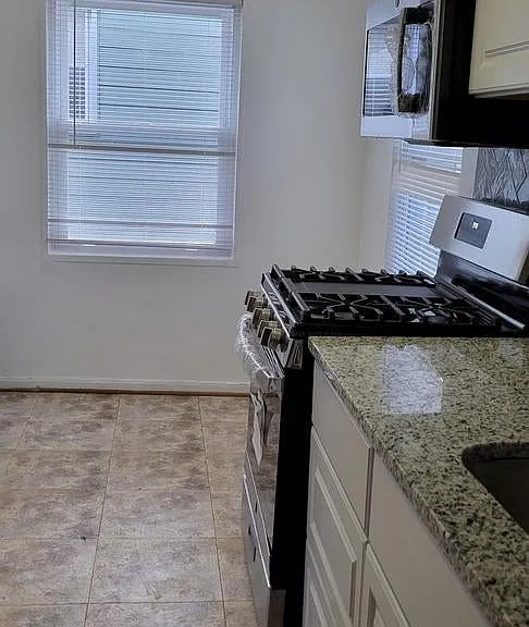 5018 N Englewood Dr — Photo 3
