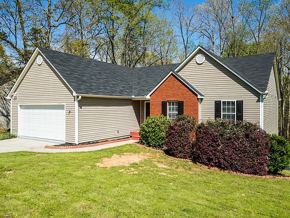 3rd image of 3142 Rockview Dr