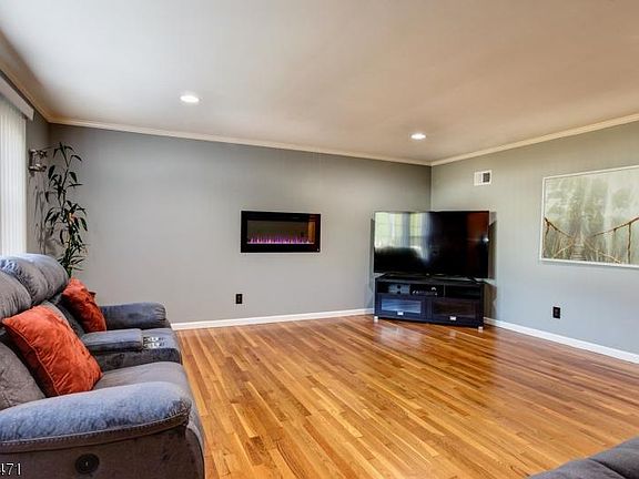 4th image of 710 Elaine Ct